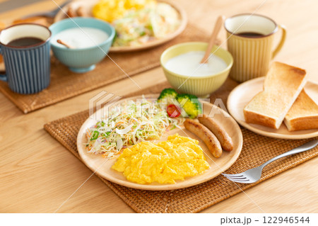 テーブルに置かれた洋食の朝食 122946544