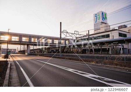 夕暮れ時の岡谷駅 夕暮れ時の岡谷駅 122946607