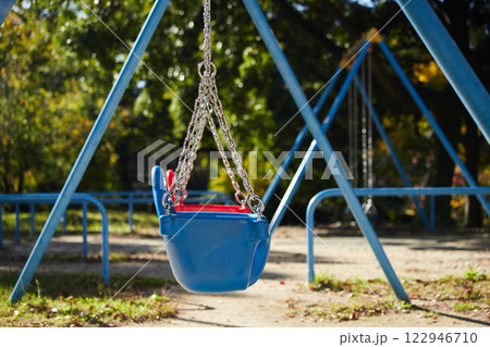 秋の公園の子供遊び用のブランコの風景 122946710