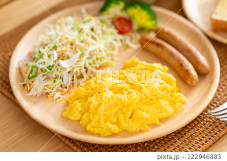 テーブルに置かれた洋食の朝食 122946883