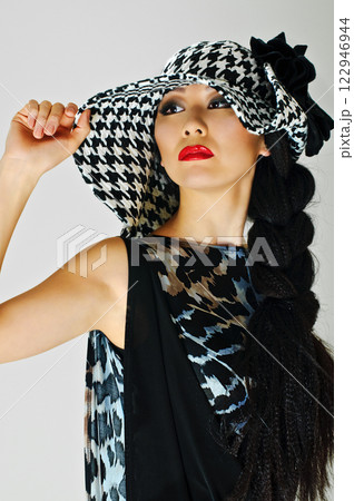 girl in hat 122946944