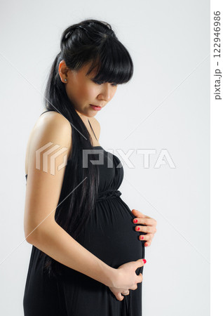 asian pregnant 122946986