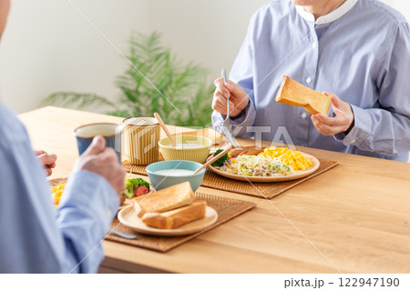 洋食の朝食を食べるミドル夫婦 洋食の朝食を食べるミドル夫婦 122947190