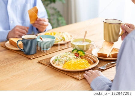 洋食の朝食を食べるミドル夫婦 洋食の朝食を食べるミドル夫婦 122947293