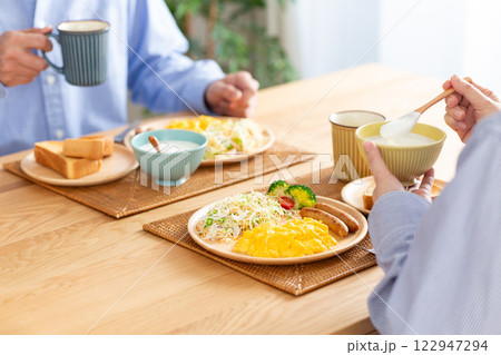 洋食の朝食を食べるミドル夫婦 洋食の朝食を食べるミドル夫婦 122947294