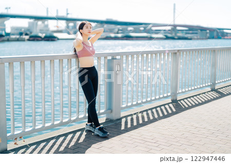 若い女性の屋外フィットネスイメージ 122947446