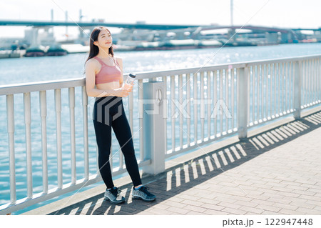 若い女性の屋外フィットネスイメージ 122947448
