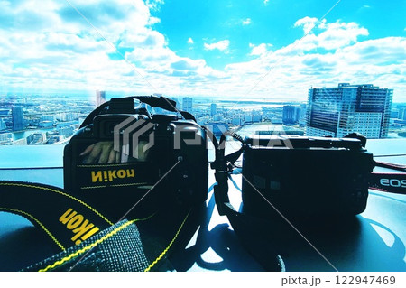 都市の風景と、青い空 122947469