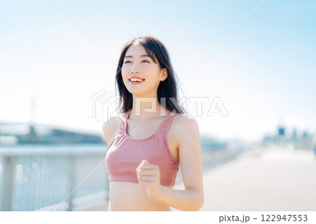 ジョギングをする若い女性 122947553