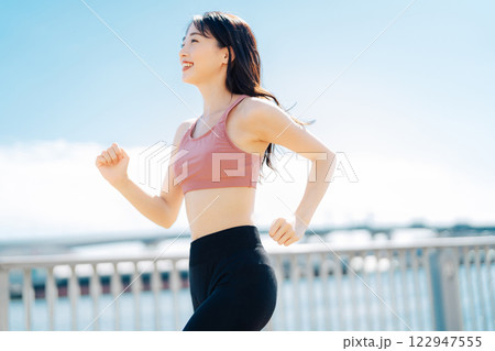 ジョギングをする若い女性 122947555