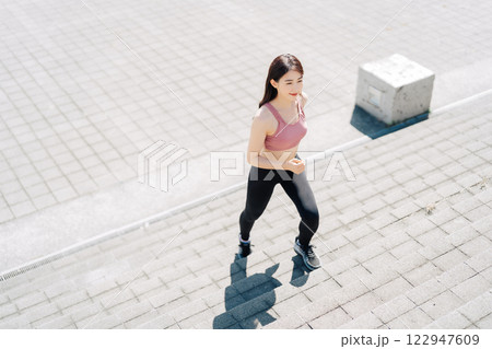 階段を使ってトレーニングをする若い女性 122947609