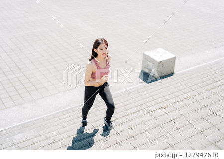 若い女性の屋外フィットネスイメージ 若い女性の屋外フィットネスイメージ 122947610