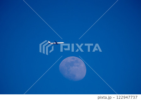 月と飛行機 122947737