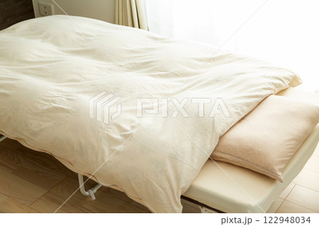 寝室の布団とベッドとマットレスと枕 122948034