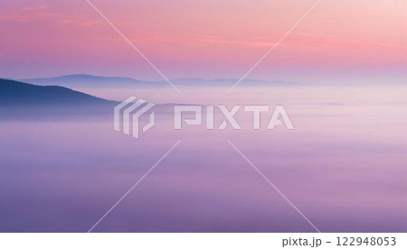 薄紫色の霧の風景 122948053