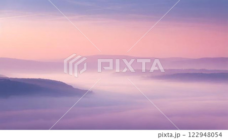 薄紫色の霧の風景 122948054