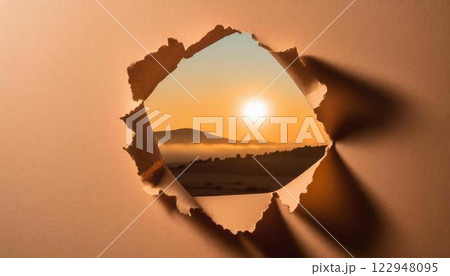 破れた紙と夕暮れの風景 122948095