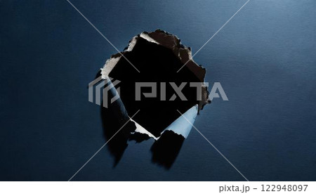 破れた紙と暗い空間 122948097