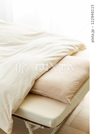 寝室の布団とベッドとマットレスと枕 寝室の布団とベッドとマットレスと枕 122948115