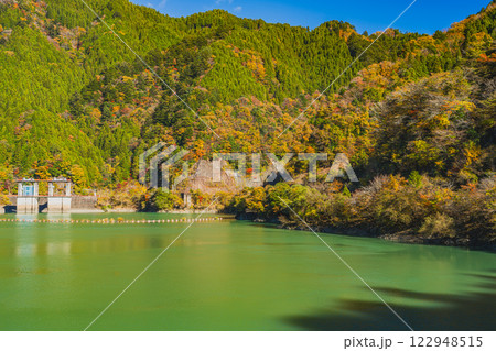 豊根村の新豊根ダムの紅葉に包まれたみどり湖の風景(愛知県) 豊根村の新豊根ダムの紅葉に包まれたみどり湖の風景(愛知県) 122948515