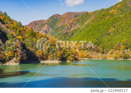 豊根村の新豊根ダムの紅葉に包まれたみどり湖の風景(愛知県) 豊根村の新豊根ダムの紅葉に包まれたみどり湖の風景(愛知県) 122948517