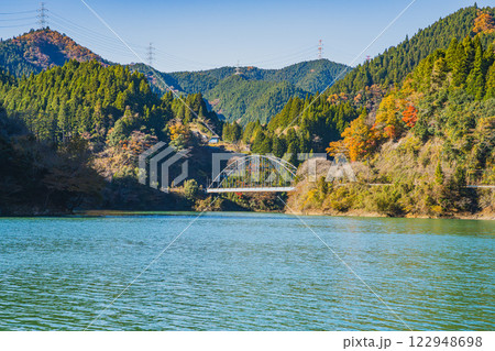 豊根村の新豊根ダムの紅葉に包まれたみどり湖の風景(愛知県) 122948698