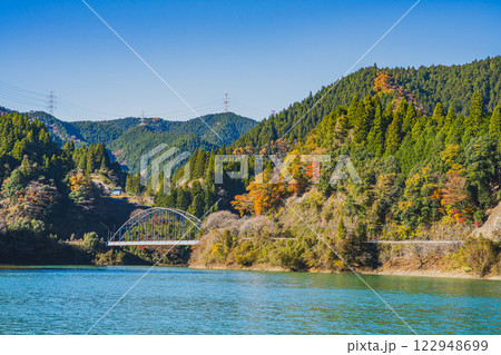 豊根村の新豊根ダムの紅葉に包まれたみどり湖の風景(愛知県) 122948699