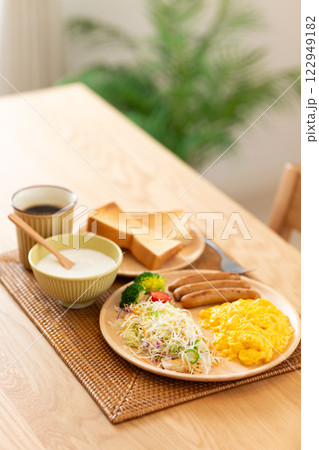 テーブルに置かれた洋食の朝食 テーブルに置かれた洋食の朝食 122949182