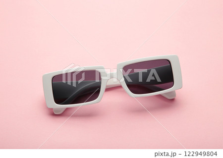 White sunglasses on pink pastel background, top view, flat lay, minimalistic concept of summer, vacation. 122949804