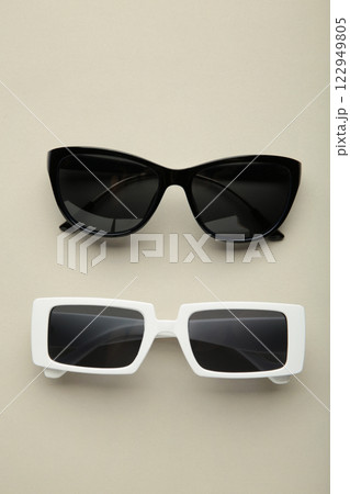 White and black sunglasses on grey background, top view, flat lay, minimalistic concept of summer, vacation 122949805