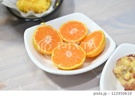 halved orange on a plate 122950619