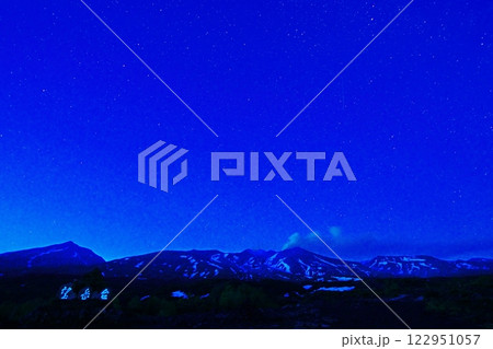 十勝岳望岳台からの満天の星空/北海道美瑛町 十勝岳望岳台からの満天の星空/北海道美瑛町 122951057