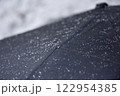 雨に濡れて水玉ができている防水スプレー済みの傘 122954385