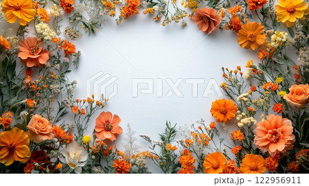 オレンジ色の花々が囲む華やかなフレーム背景 122956911