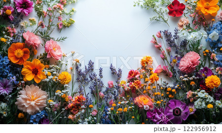 色とりどりの花々が彩るナチュラルなフレーム背景 色とりどりの花々が彩るナチュラルなフレーム背景 122956912