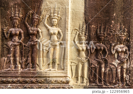 Carved statues of dancing apsaras celestial nymphs on the walls of Angkor Wat, Siem Reap, Cambodia 122956965