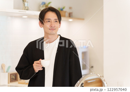コーヒーを飲む男性 122957040