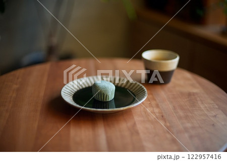 おやつのよもぎ餅とお茶 122957416