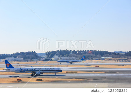 滑走路を離陸する飛行機 122958823