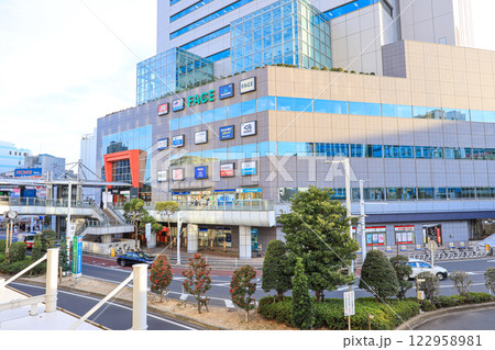 【千葉県船橋市】船橋駅周辺のビル群の都市風景 122958981