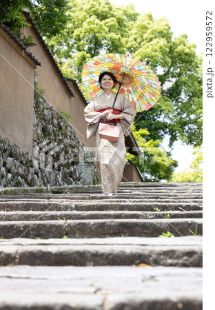 杵築市　勘定場の坂を下る着物姿の女性 122959572