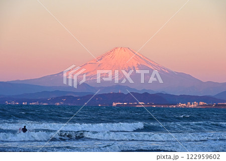 神秘的な江ノ島の朝焼け富士山 122959602