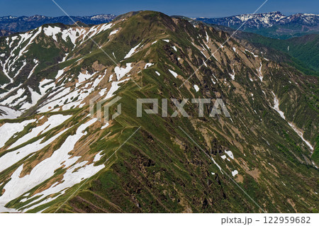 谷川連峰・オジカ沢ノ頭から見る残雪の万太郎山と苗場山 谷川連峰・オジカ沢ノ頭から見る残雪の万太郎山と苗場山 122959682