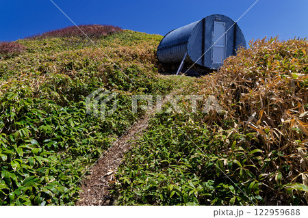 谷川連峰縦走路とオジカ沢ノ頭避難小屋 谷川連峰縦走路とオジカ沢ノ頭避難小屋 122959688