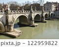 イタリア・ローマのサンタンジェロ橋 122959822