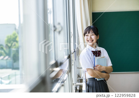 女子高生 高校生 笑顔 イメージ 教室 女子高生 高校生 笑顔 イメージ 教室 122959828
