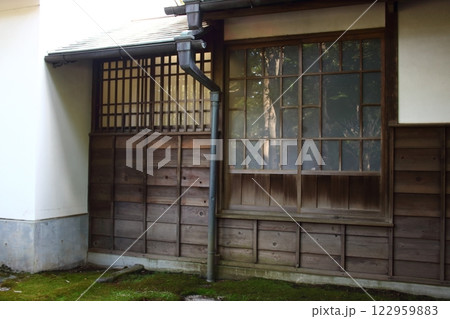 古い木造日本家屋の外観（木造建築の外壁、窓、屋根、雨樋） 122959883