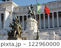 イタリア国旗がたなびくローマの観光地 122960000