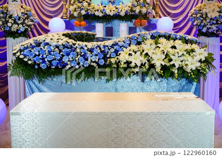 カサブランカが入ったお洒落な花祭壇 カサブランカが入ったお洒落な花祭壇 122960160