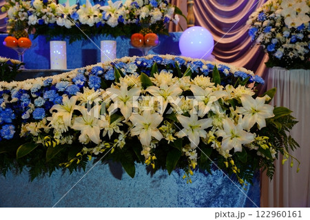 カサブランカが入ったお洒落な花祭壇 カサブランカが入ったお洒落な花祭壇 122960161